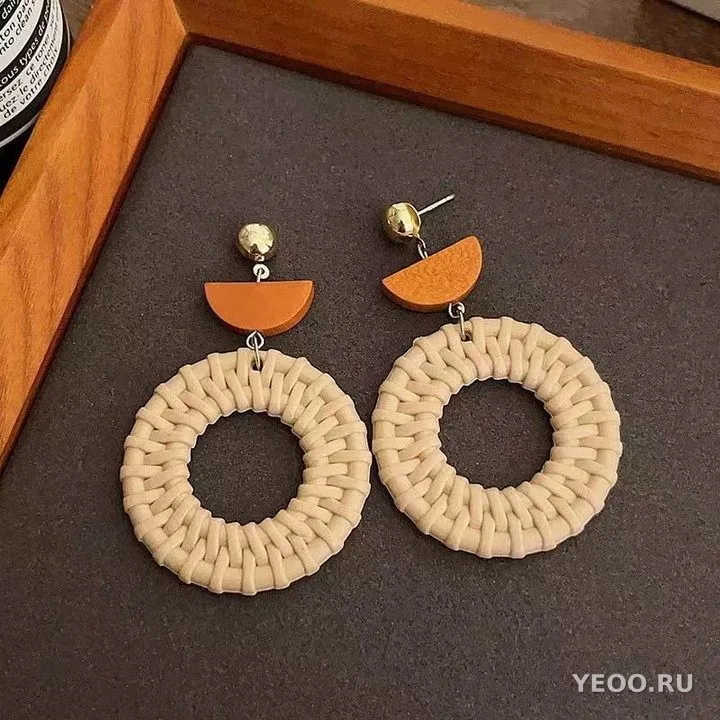 Серьги-подвески круглые с бусинами из смолы и плетёной лозы, в этническом стиле