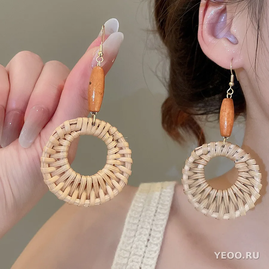 Серьги-подвески круглые с бусинами из смолы и плетёной лозы, в этническом стиле