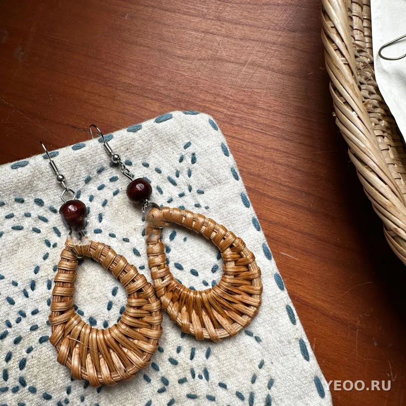 Серьги-подвески круглые с бусинами из смолы и плетёной лозы, в этническом стиле