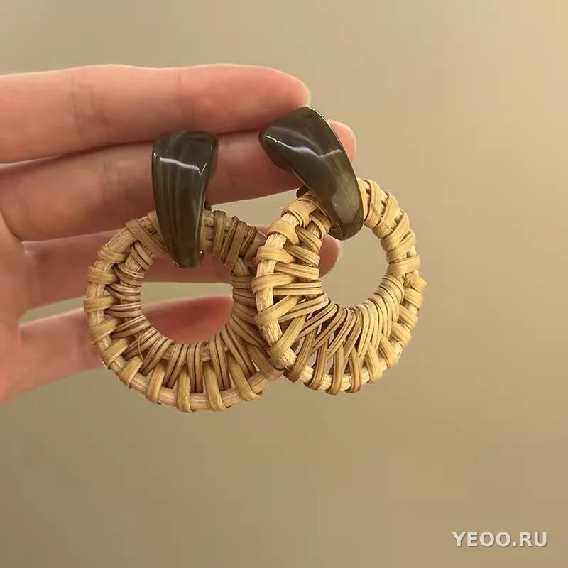 Серьги-подвески круглые с бусинами из смолы и плетёной лозы, в этническом стиле
