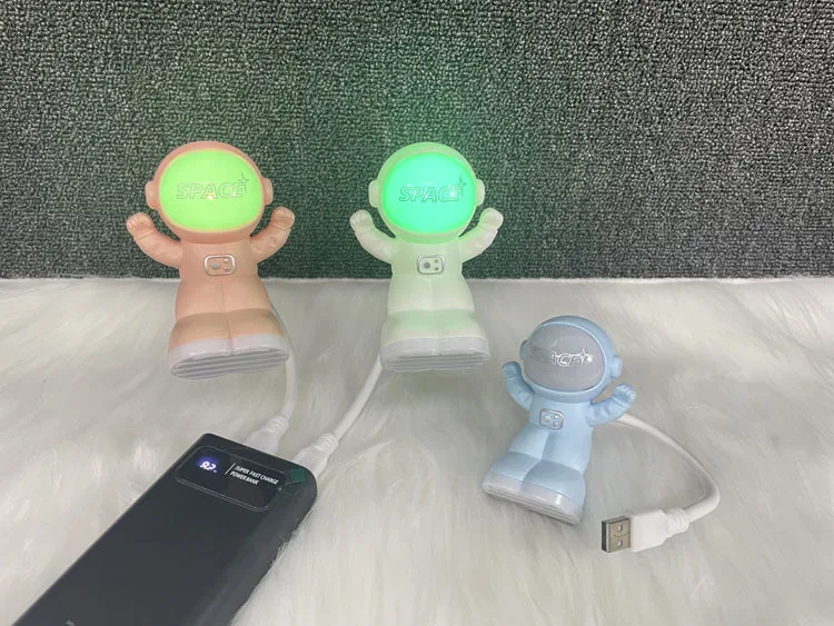 Светодиодный ночник в виде космонавта с USB-питанием для детской кровати