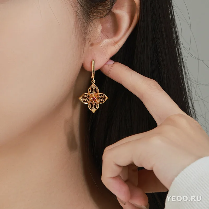 Сережки-заклепки с цветочным узором и микровставками циркония из сплава