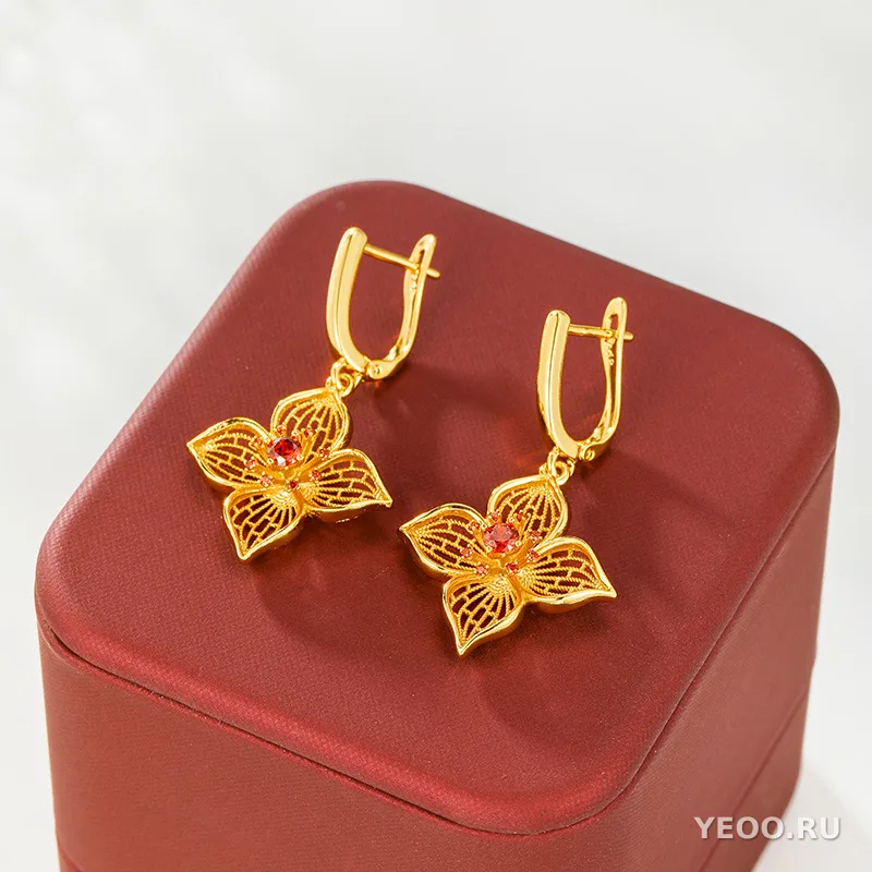Сережки-заклепки с цветочным узором и микровставками циркония из сплава