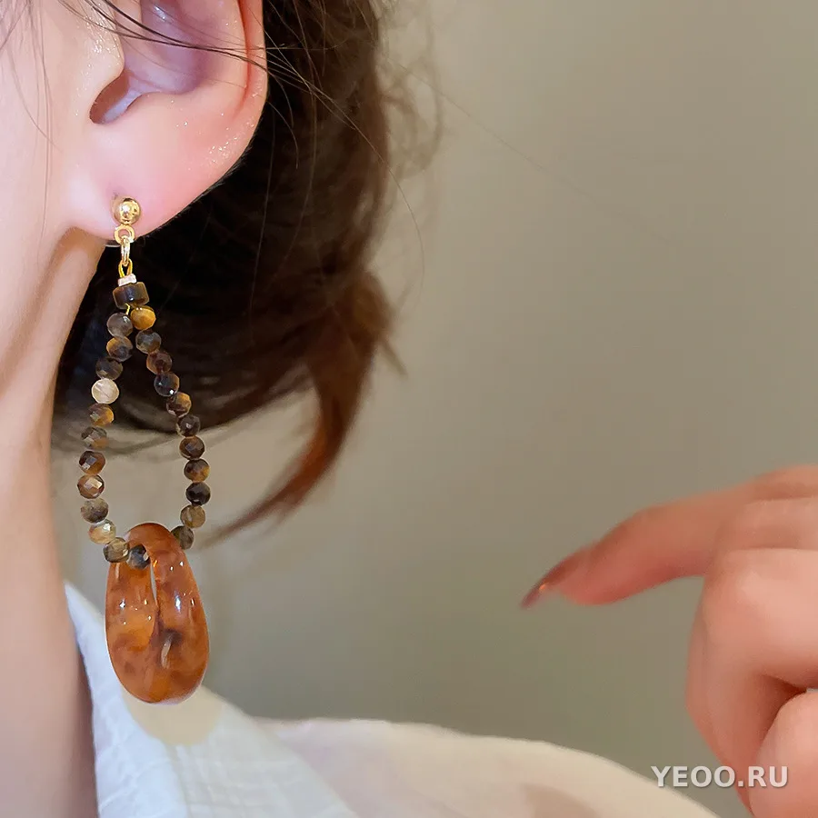 Серьги-гвоздики из серебряной проволоки и смолы, неправильной геометрической формы с ажурным узором