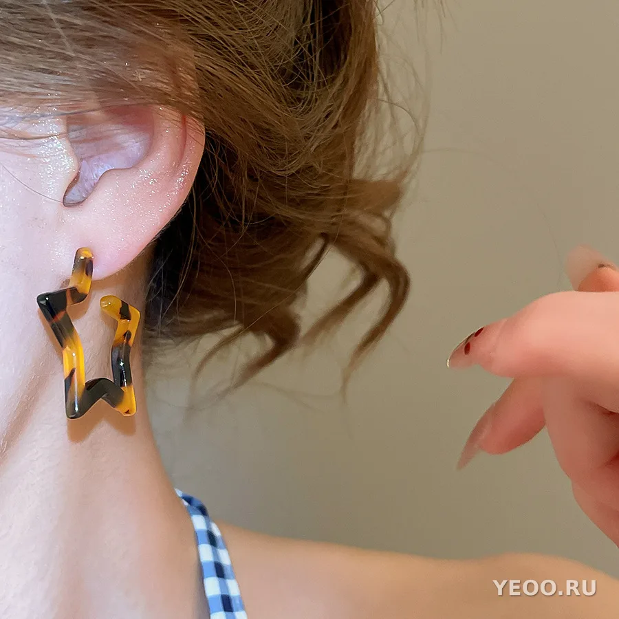 Серьги-гвоздики из серебряной проволоки и смолы, неправильной геометрической формы с ажурным узором