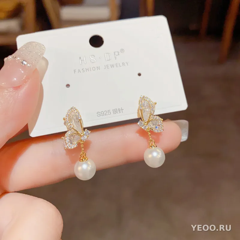 Серьги-подвески из меди с цирконием и жемчугом, в виде бабочки