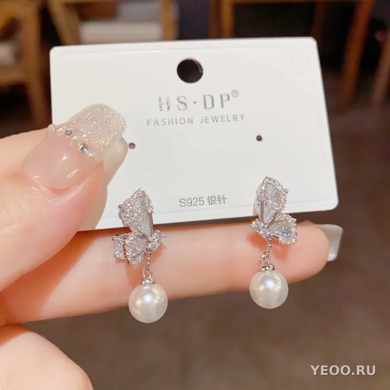 Серьги-подвески из меди с цирконием и жемчугом, в виде бабочки
