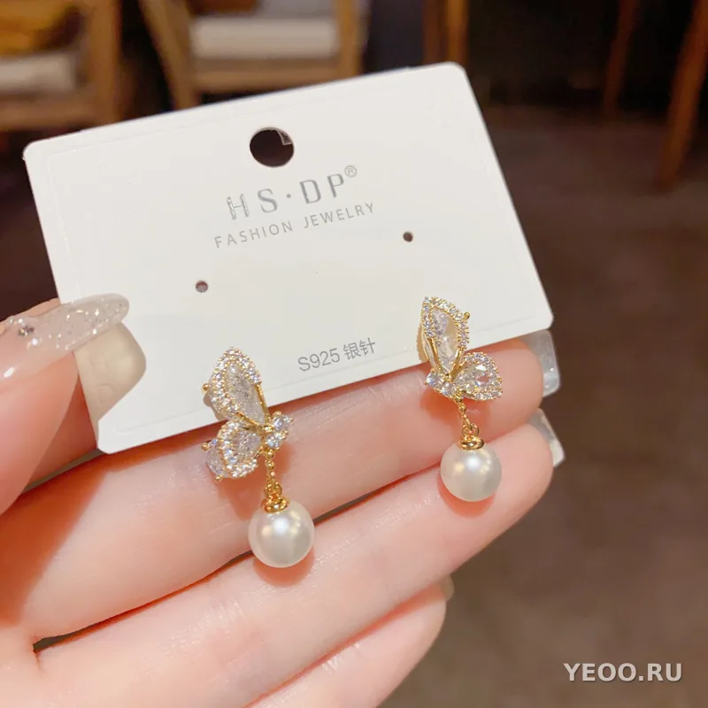Серьги-подвески из меди с цирконием и жемчугом, в виде бабочки