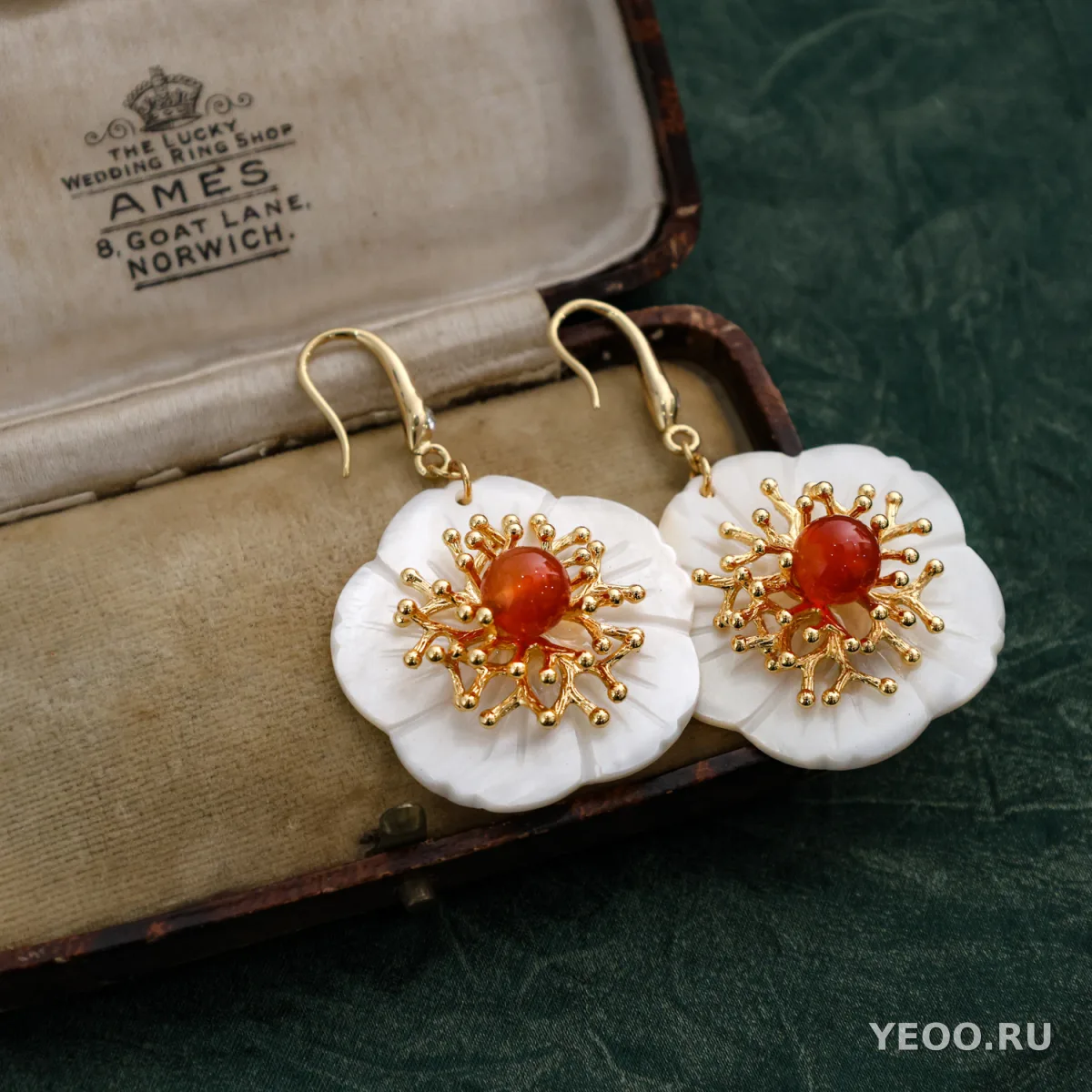 Серьги-гвоздики «Камелия» с элементами коралла, из серебра 925 пробы, в стиле ретро