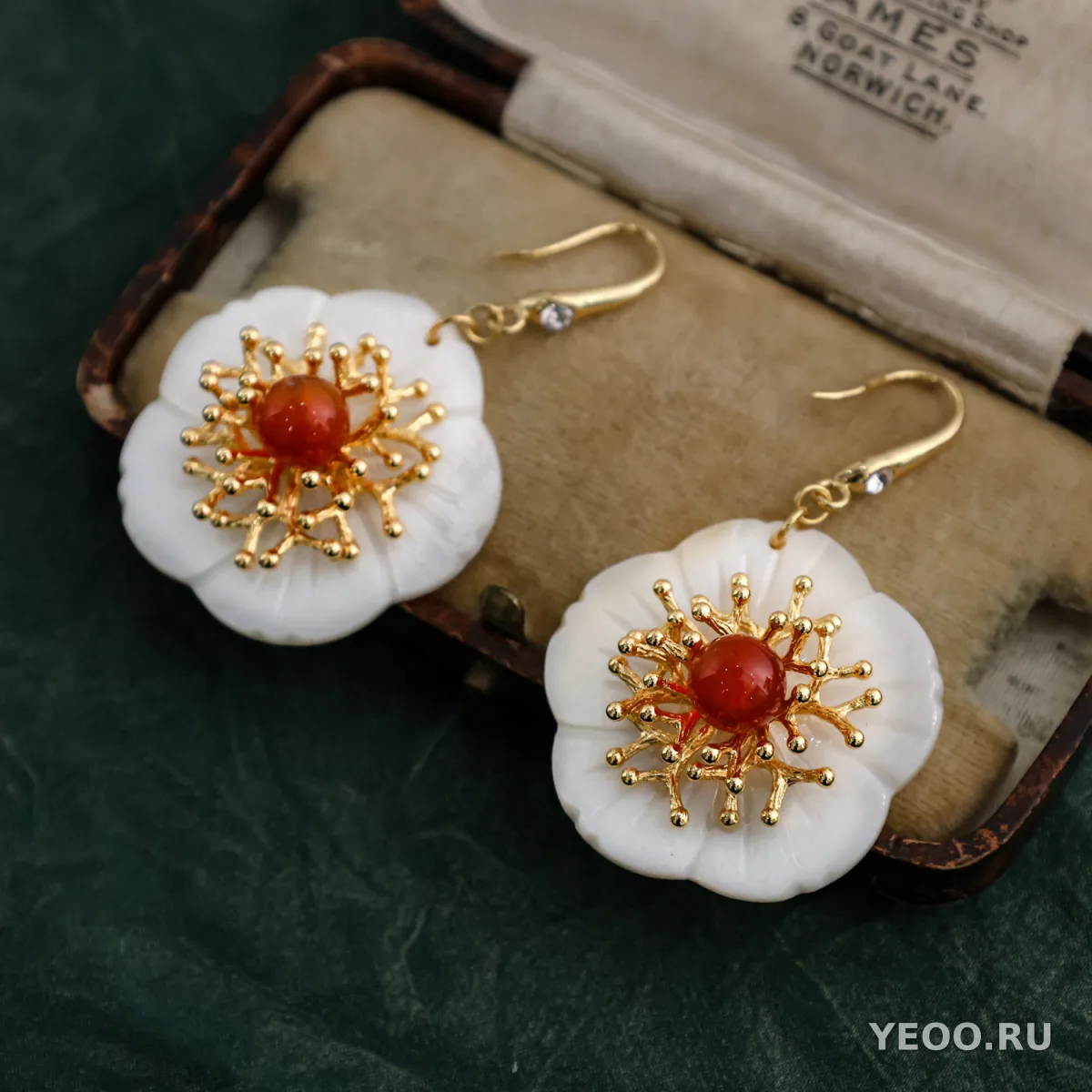 Серьги-гвоздики «Камелия» с элементами коралла, из серебра 925 пробы, в стиле ретро