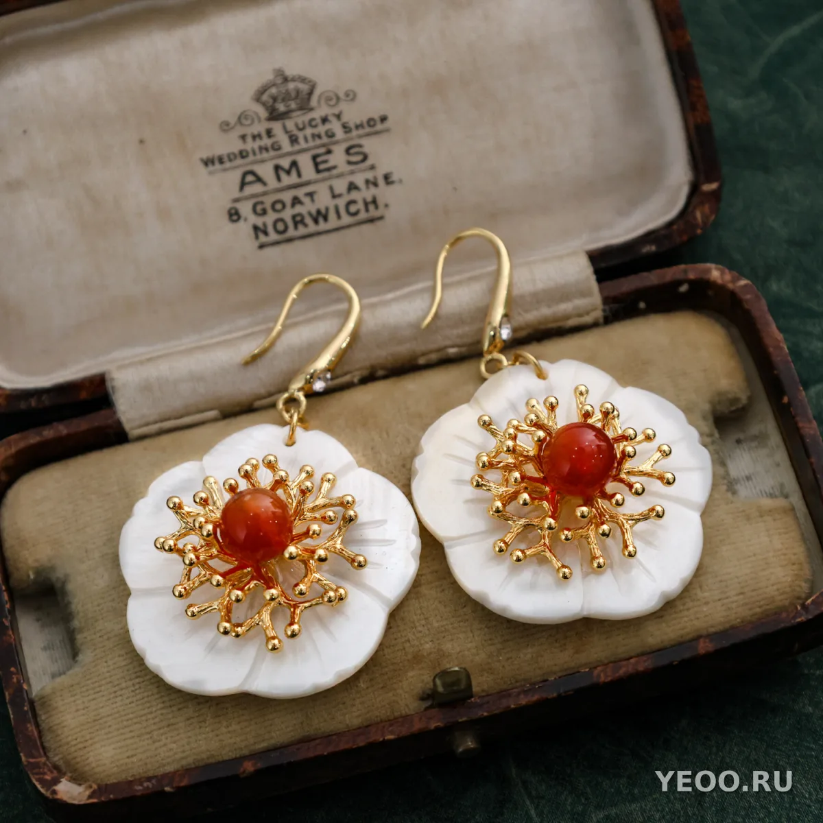 Серьги-гвоздики «Камелия» с элементами коралла, из серебра 925 пробы, в стиле ретро