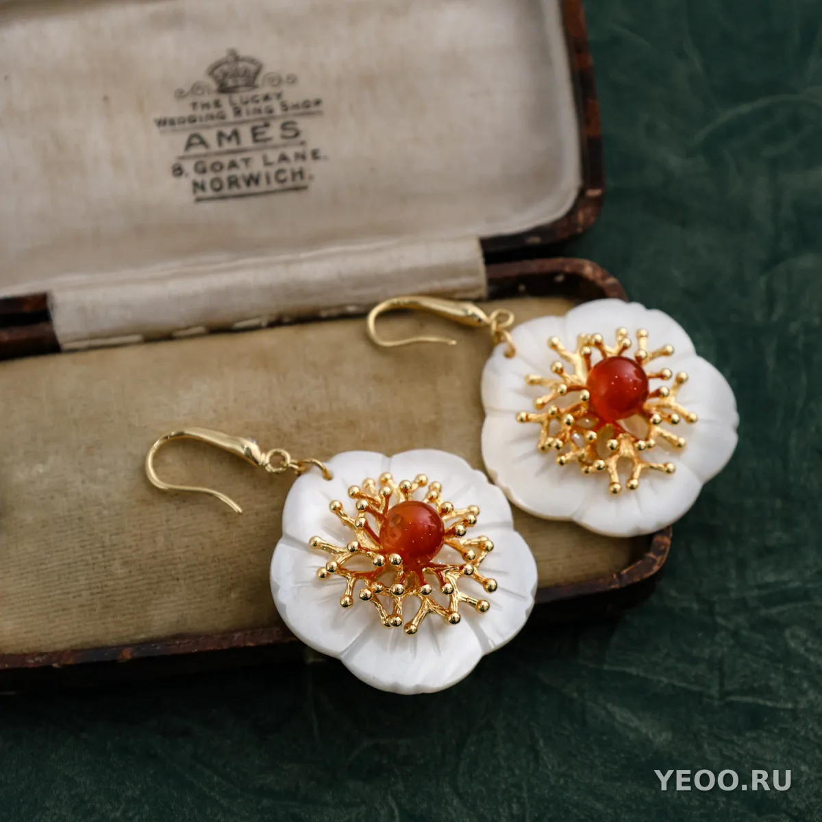 Серьги-гвоздики «Камелия» с элементами коралла, из серебра 925 пробы, в стиле ретро