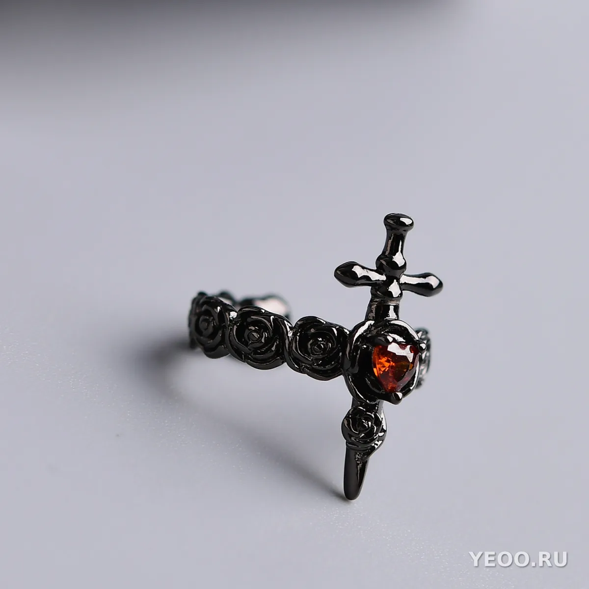 Безпрокольные серьги-зажимы в готическом стиле с розой и элементами запретной тематики