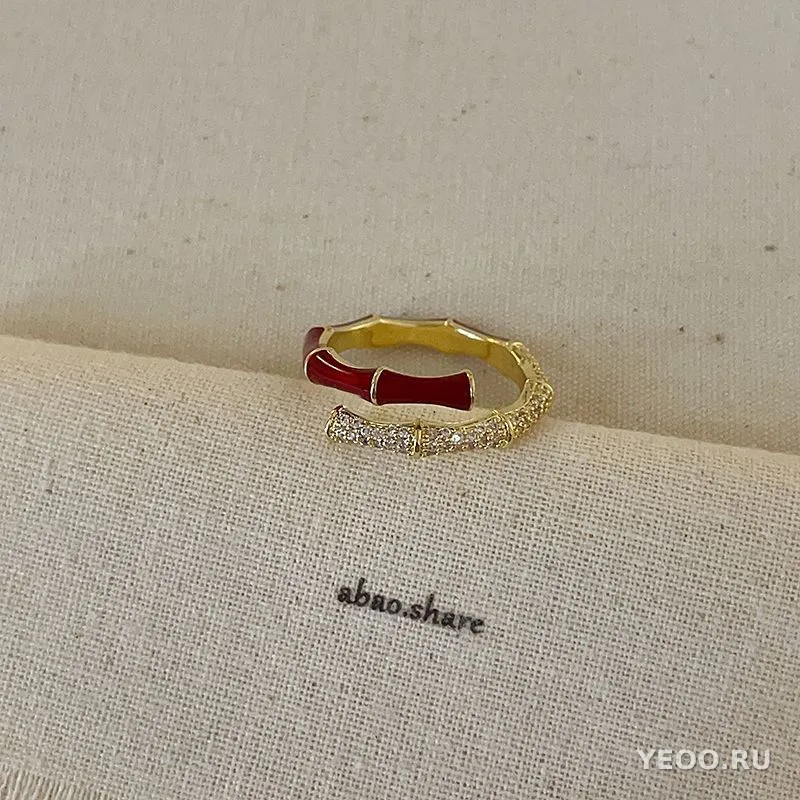 Кольцо с красной эмалью, бамбуковое звено, ромб с фианитом, разомкнутое