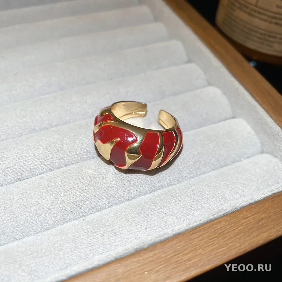 Кольцо с красной эмалью, бамбуковое звено, ромб с фианитом, разомкнутое