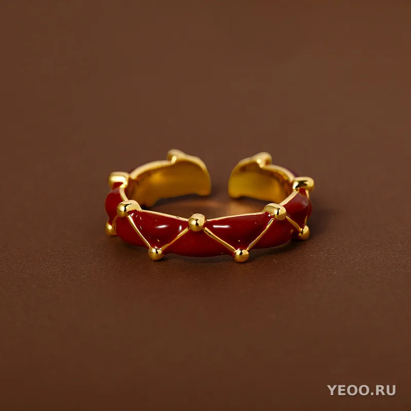 Кольцо с красной эмалью, бамбуковое звено, ромб с фианитом, разомкнутое