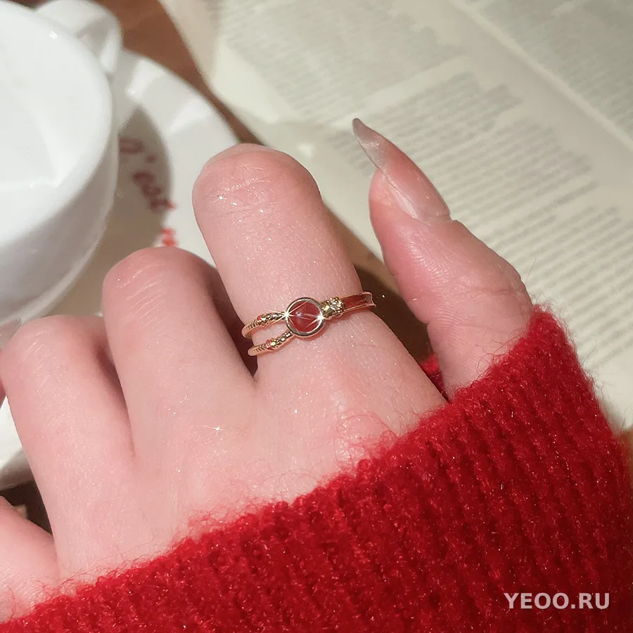 Кольцо с красной эмалью, бамбуковое звено, ромб с фианитом, разомкнутое