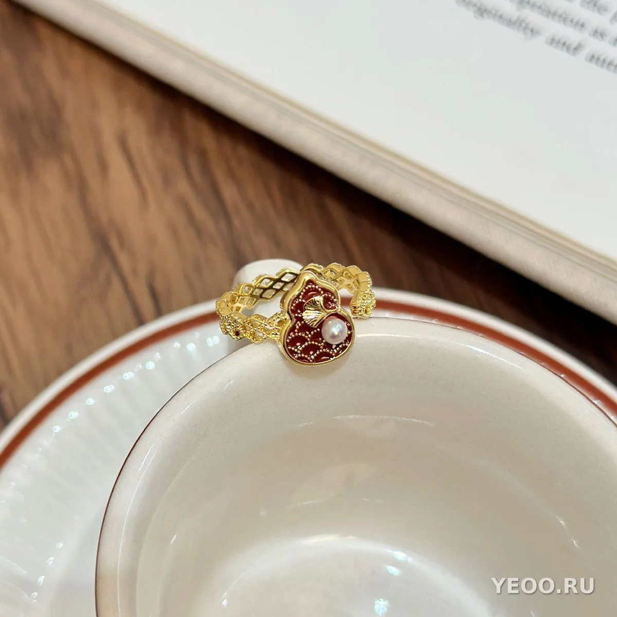 Кольцо с красной эмалью, бамбуковое звено, ромб с фианитом, разомкнутое