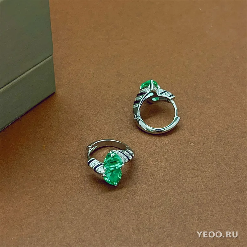 Кольцо винтажное массивное с изумрудом и фианитами, разомкнутое, женское