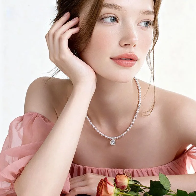 Короткая цепочка-колье с жемчугом и стеклянными бусинами