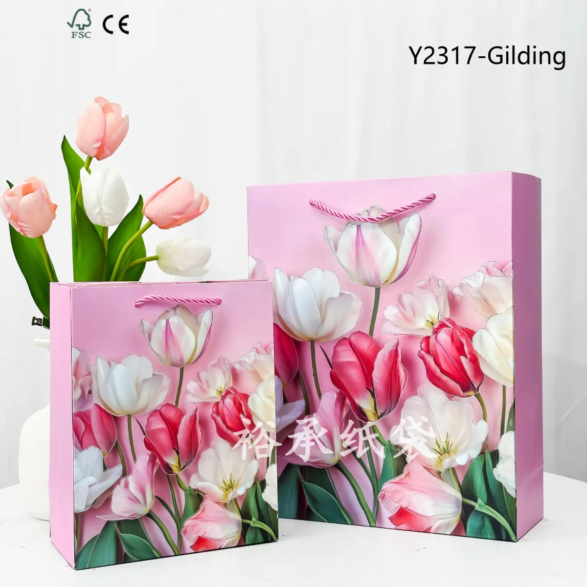 Подарочный бумажный пакет с перьями, квадратным дном и тиснением, 210 г/м²