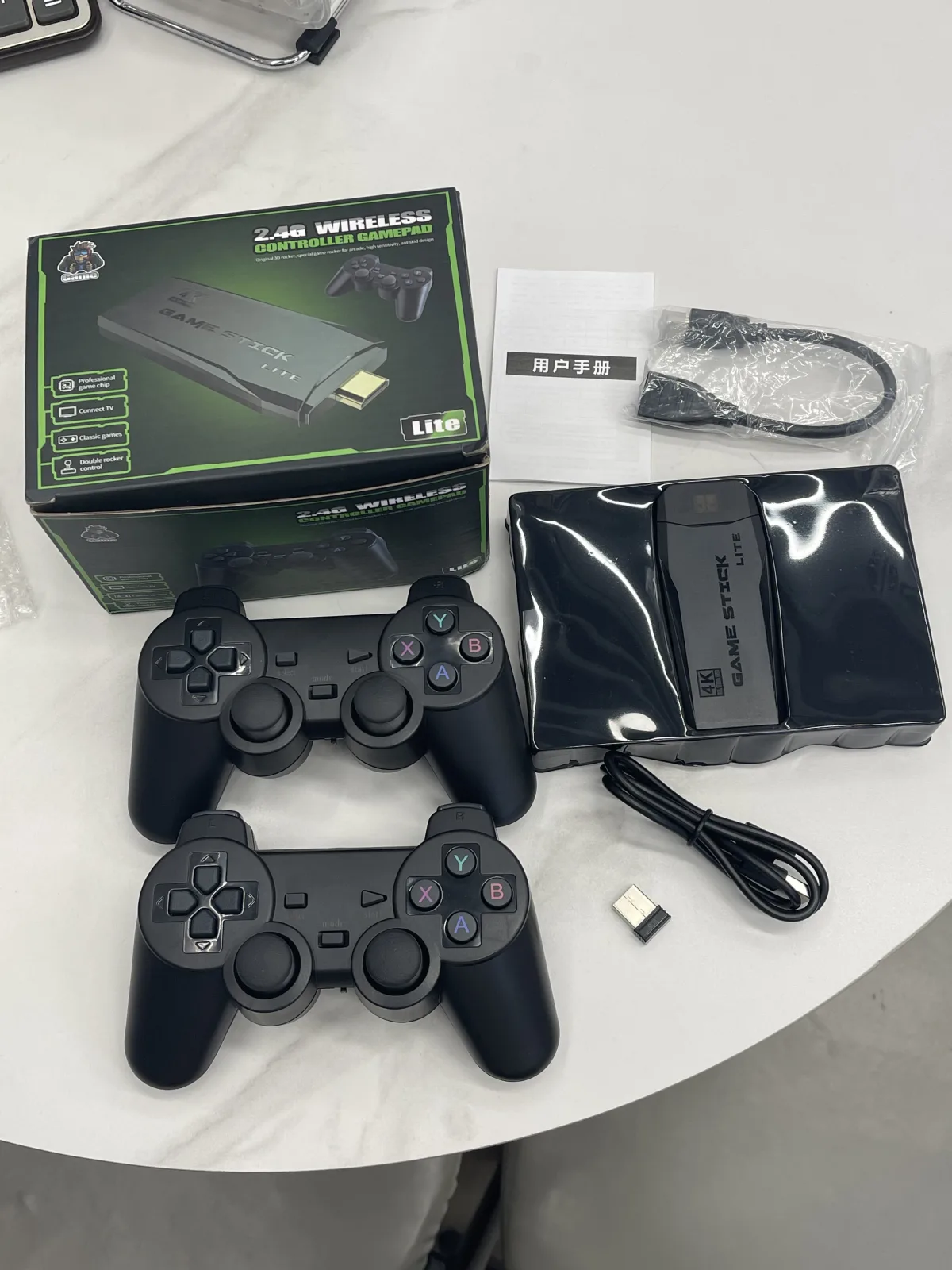 Игровая приставка с двумя беспроводными геймпадами и встроенной памятью, классические игры