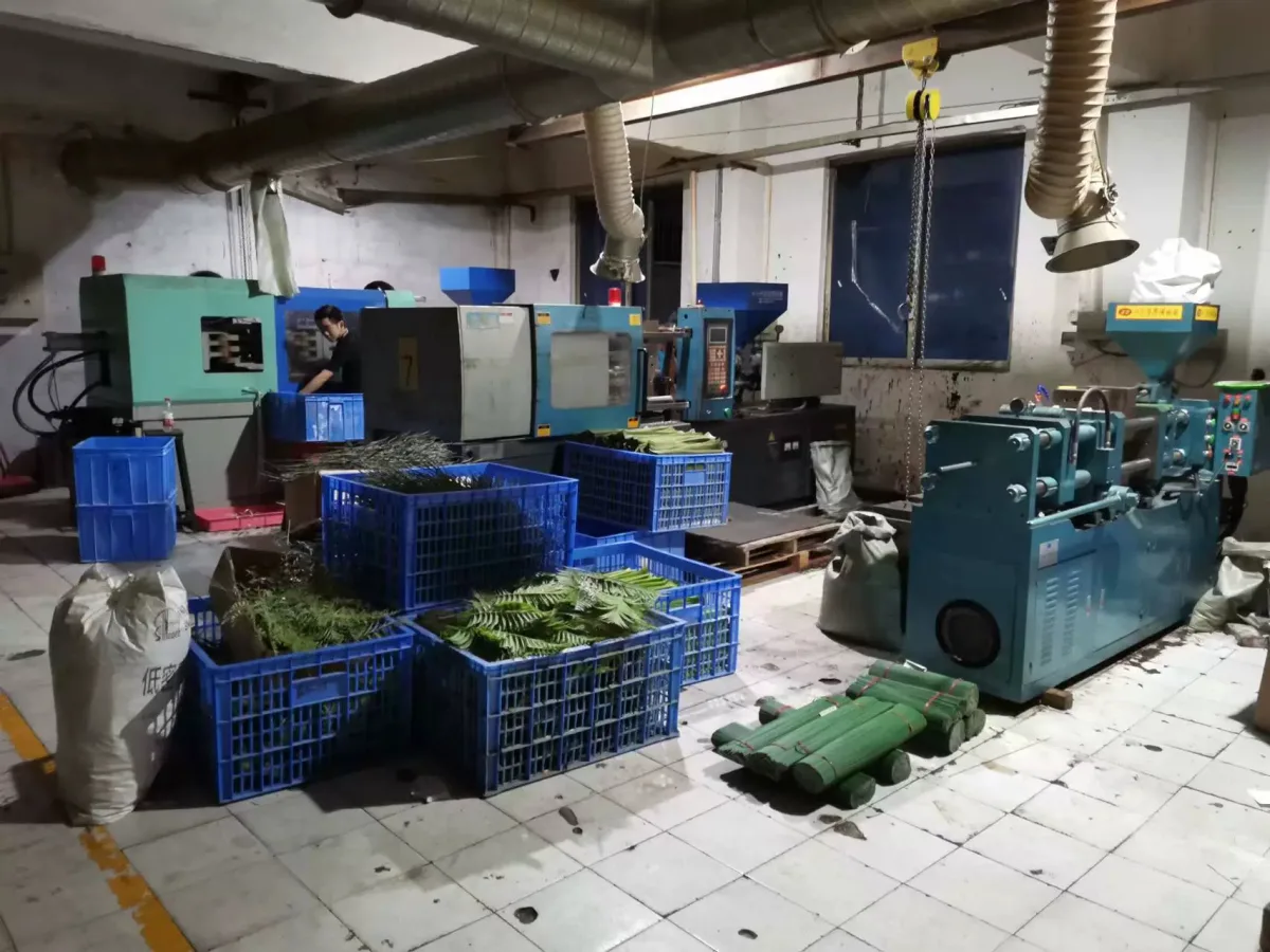 Искусственная гортензия в кашпо, декоративное растение для интерьера и фотосессий